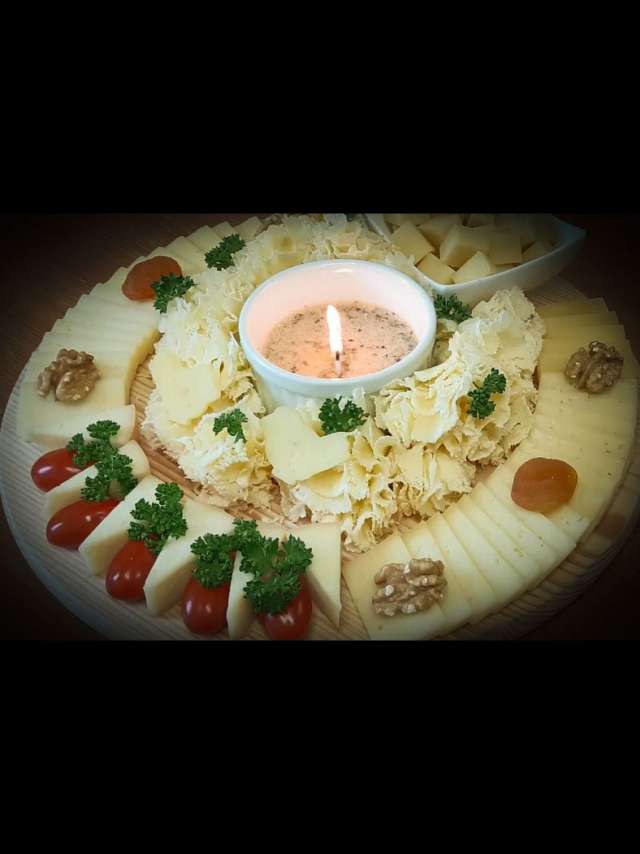 Käse-Platte mit Butterkerzli